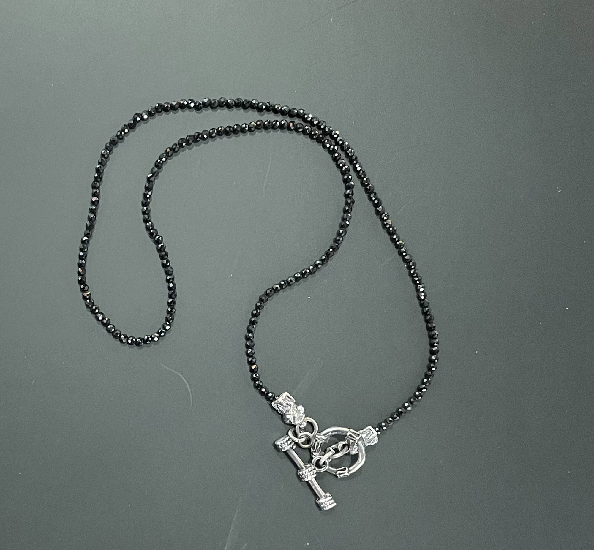 Колье с серебряной шпинелью тонкое