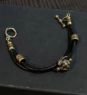 Браслет с фигуркой кролика