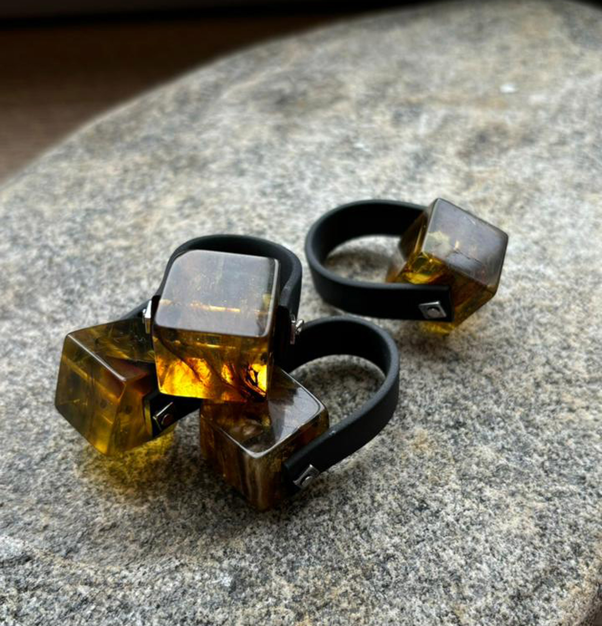 Кольцо с янтарем