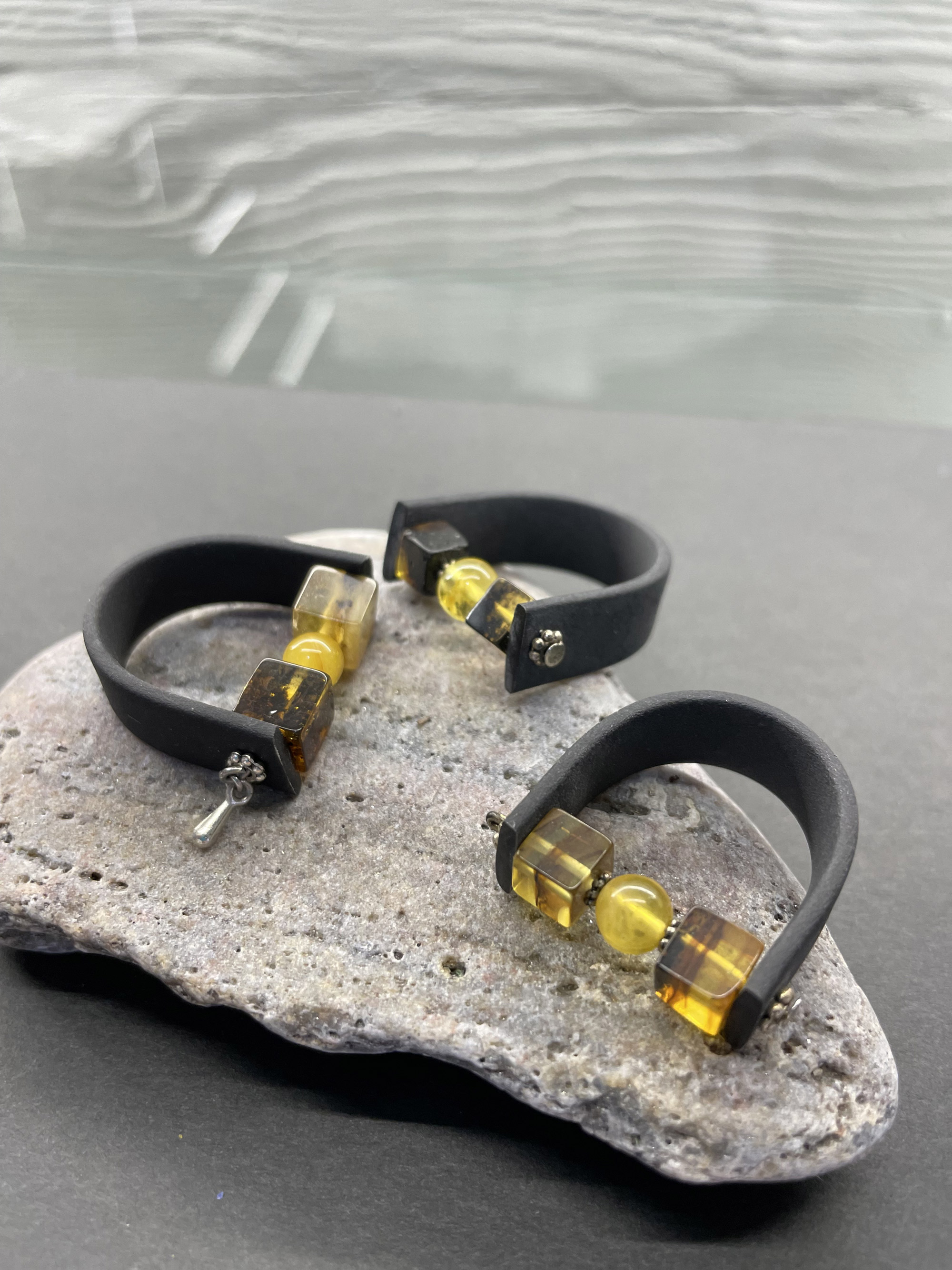 Кольцо с янтарными бусинками