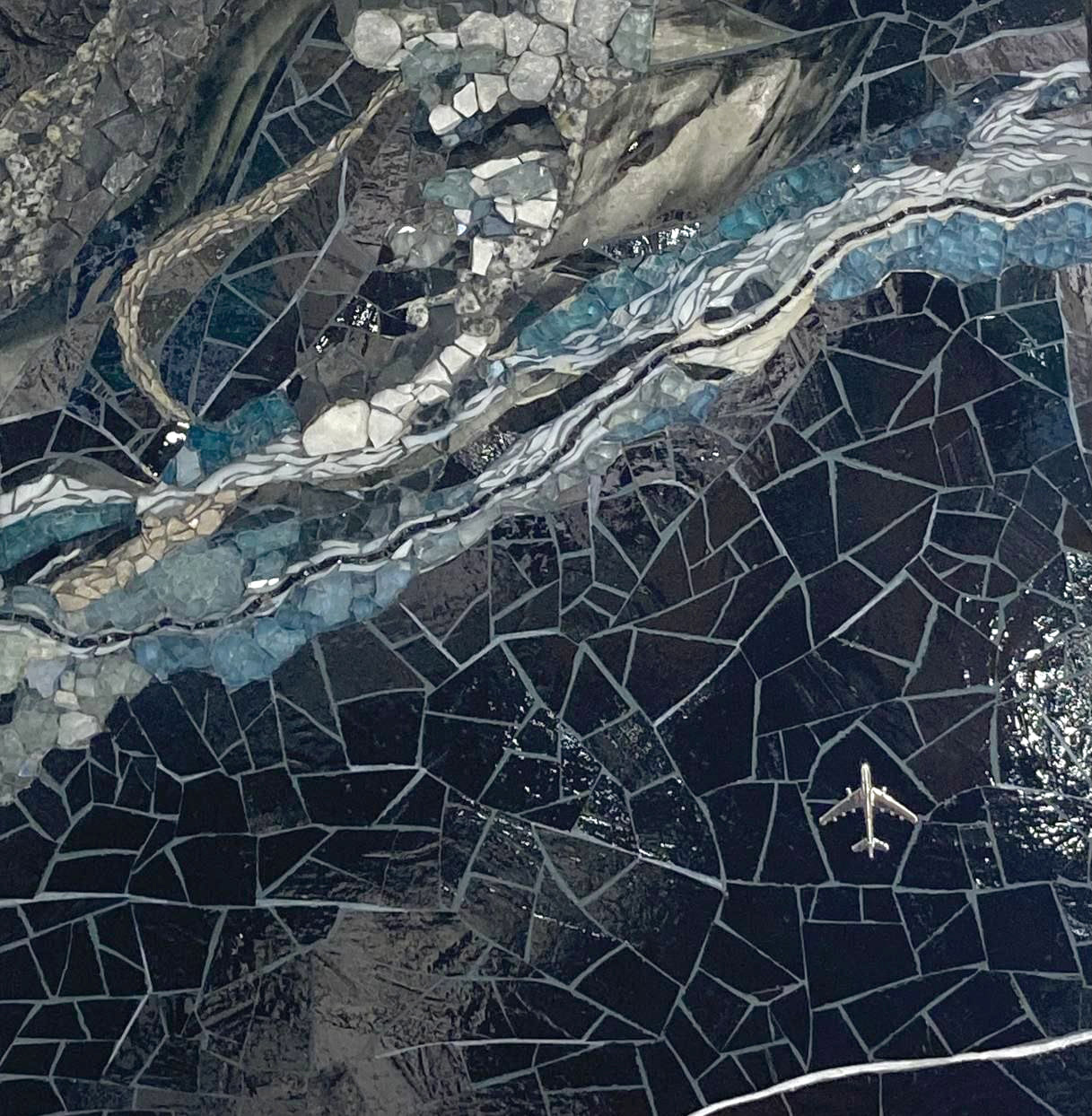 В небе летит самолет