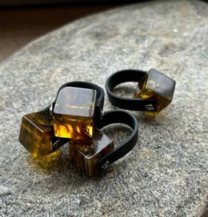 Кольцо с янтарем