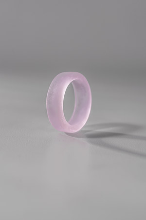 Тонкие розовые кольца из стекла