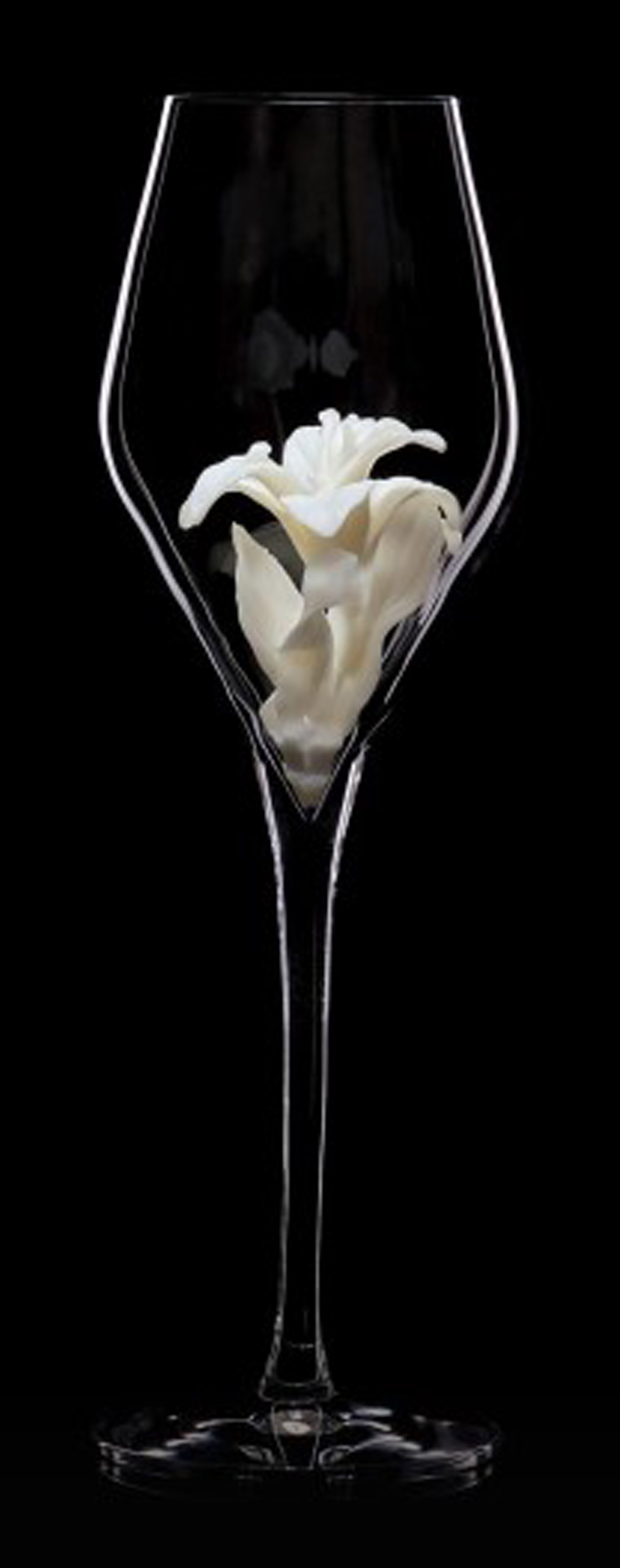 Бокал флюте с белой лилией