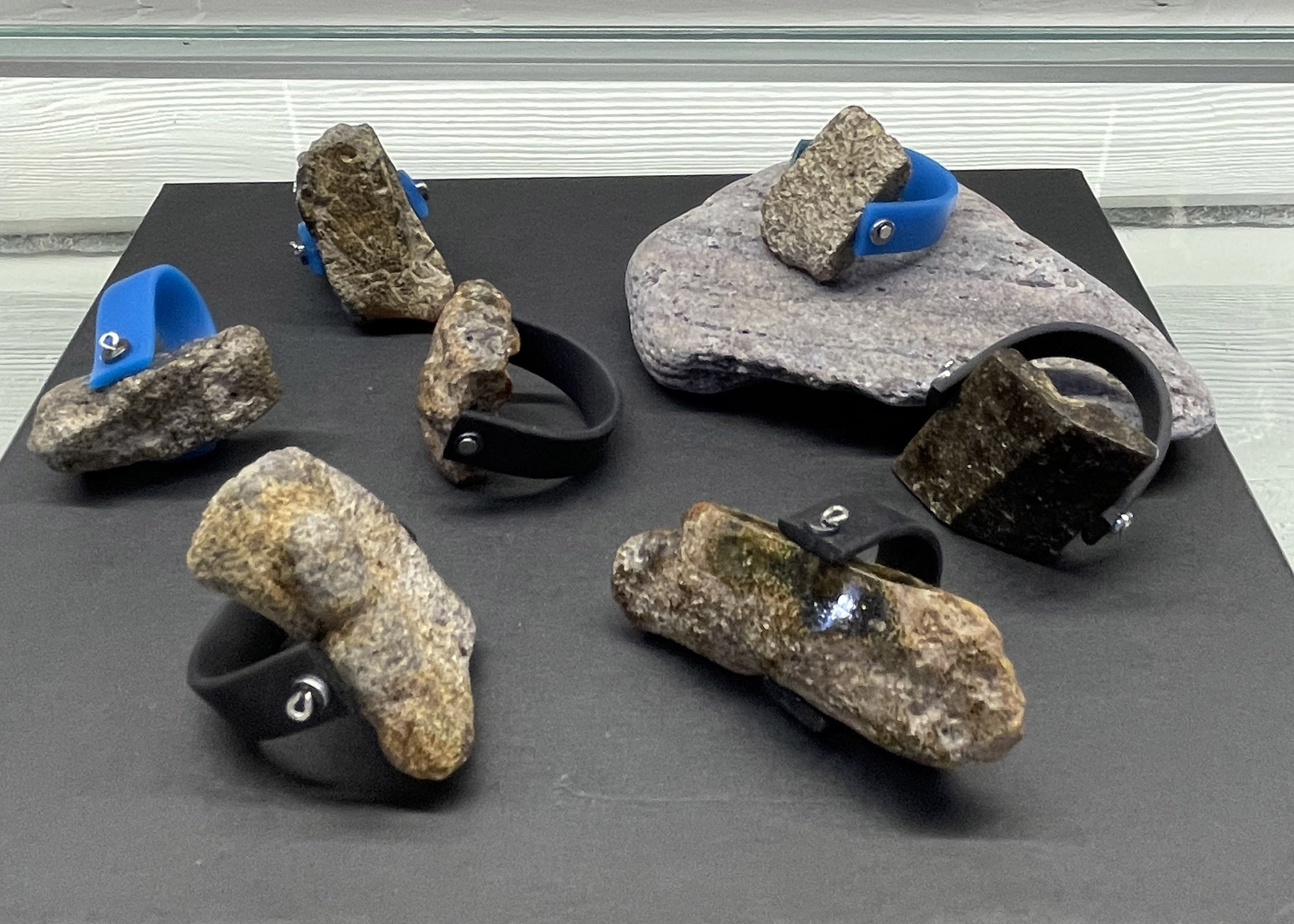 Кольцо я диким янтарем 