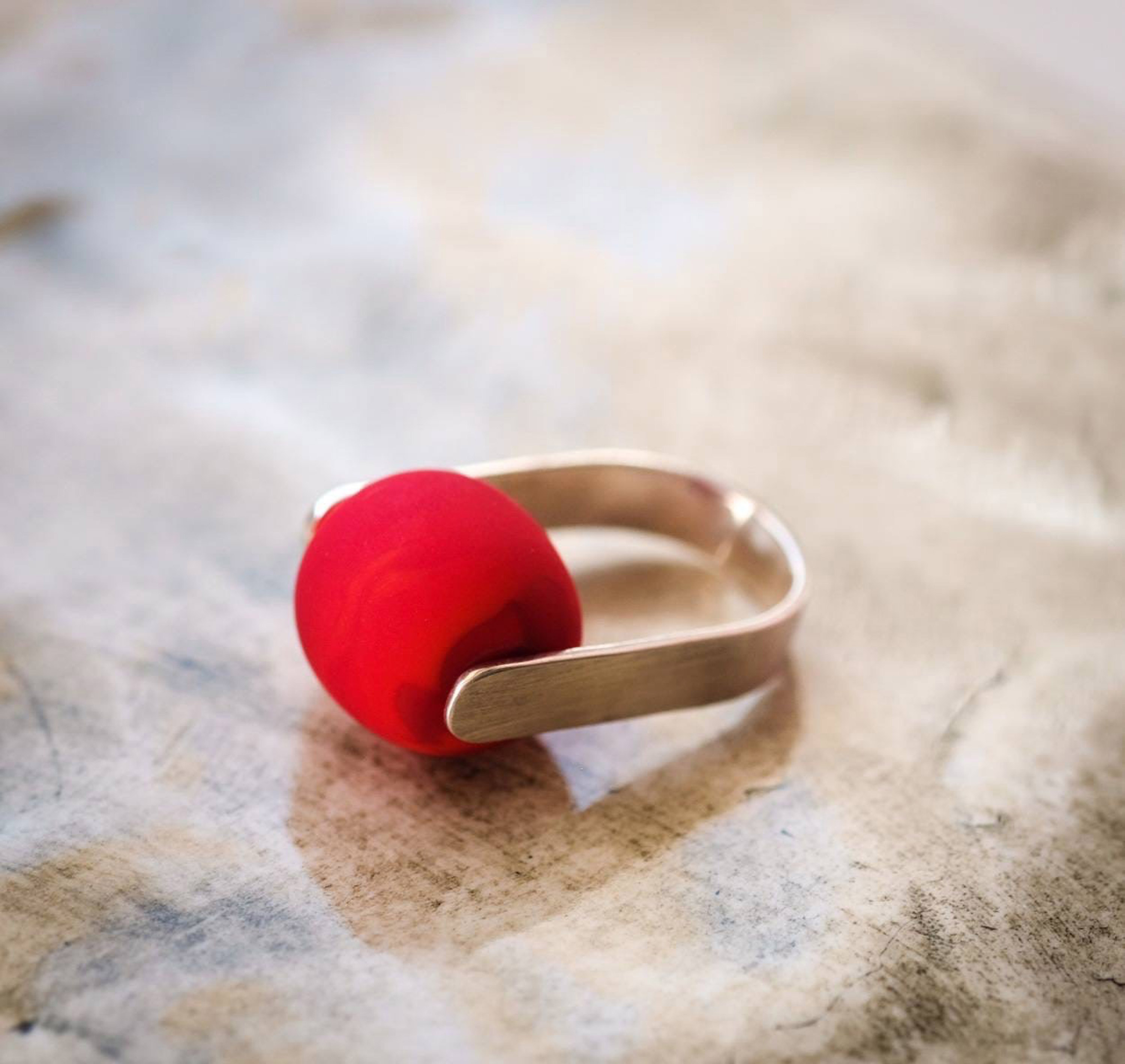 Кольцо-трансформер с красным матовым стеклом