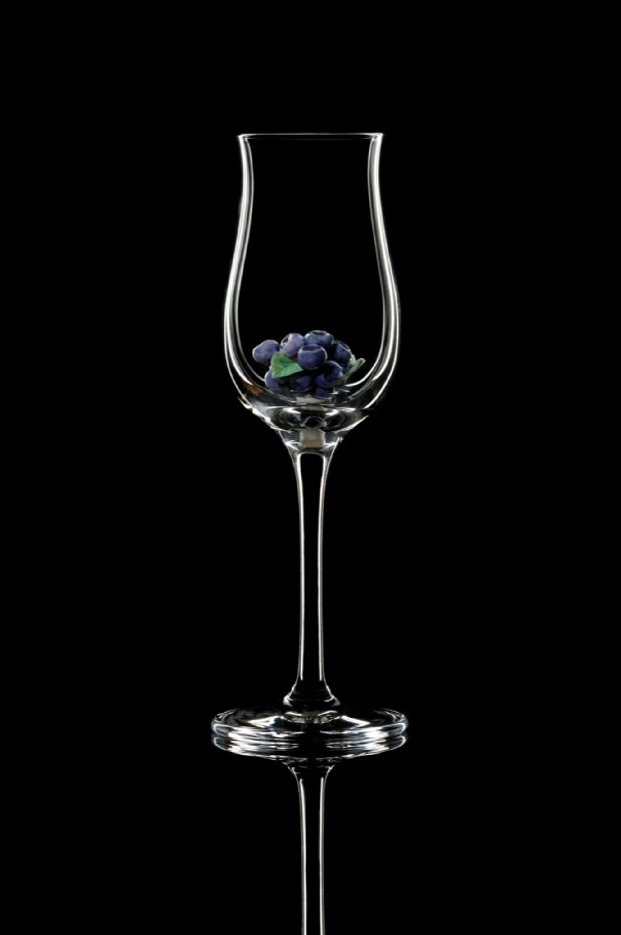 Ликерная рюмка с черникой