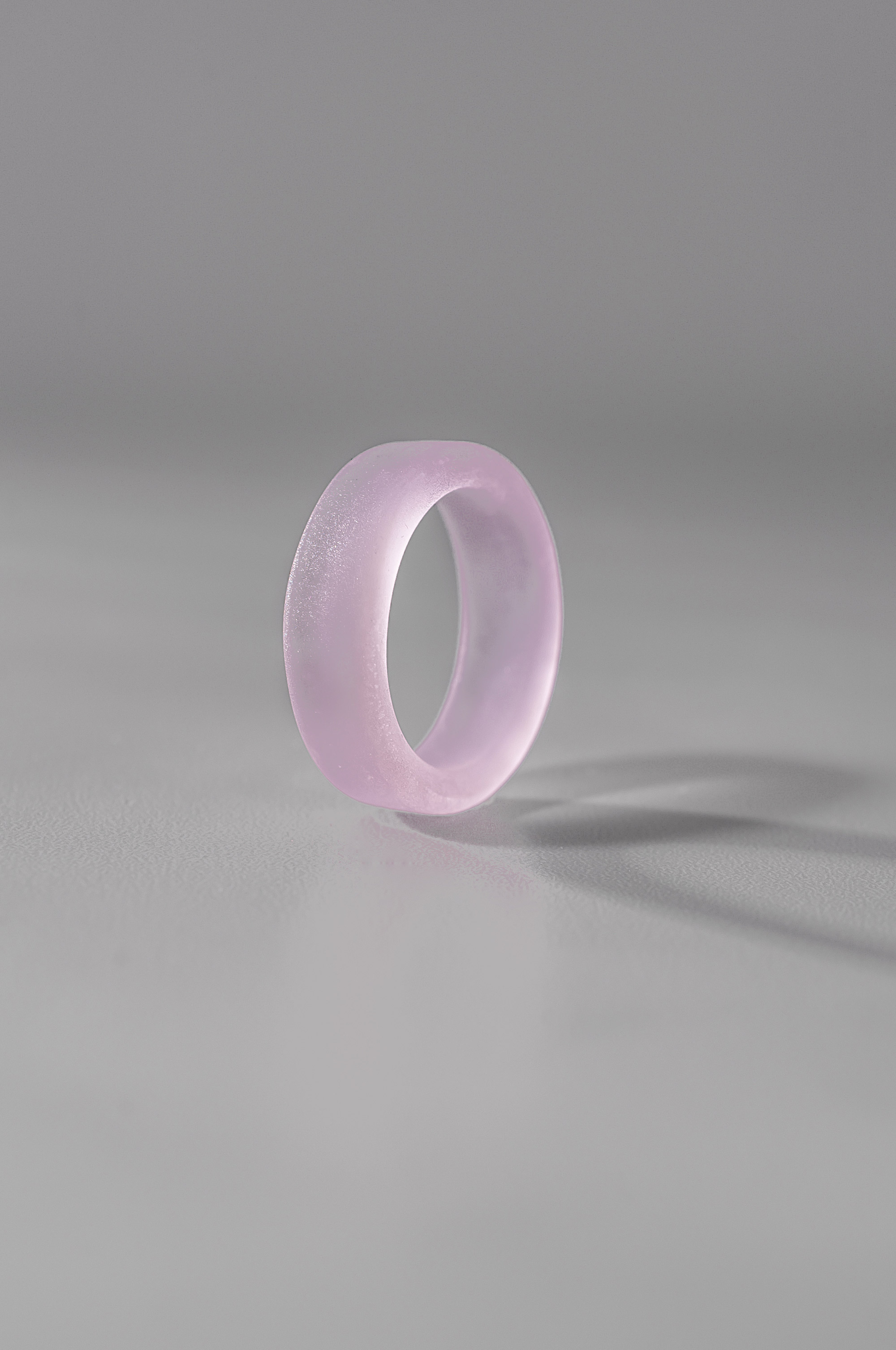 Тонкие розовые кольца из стекла