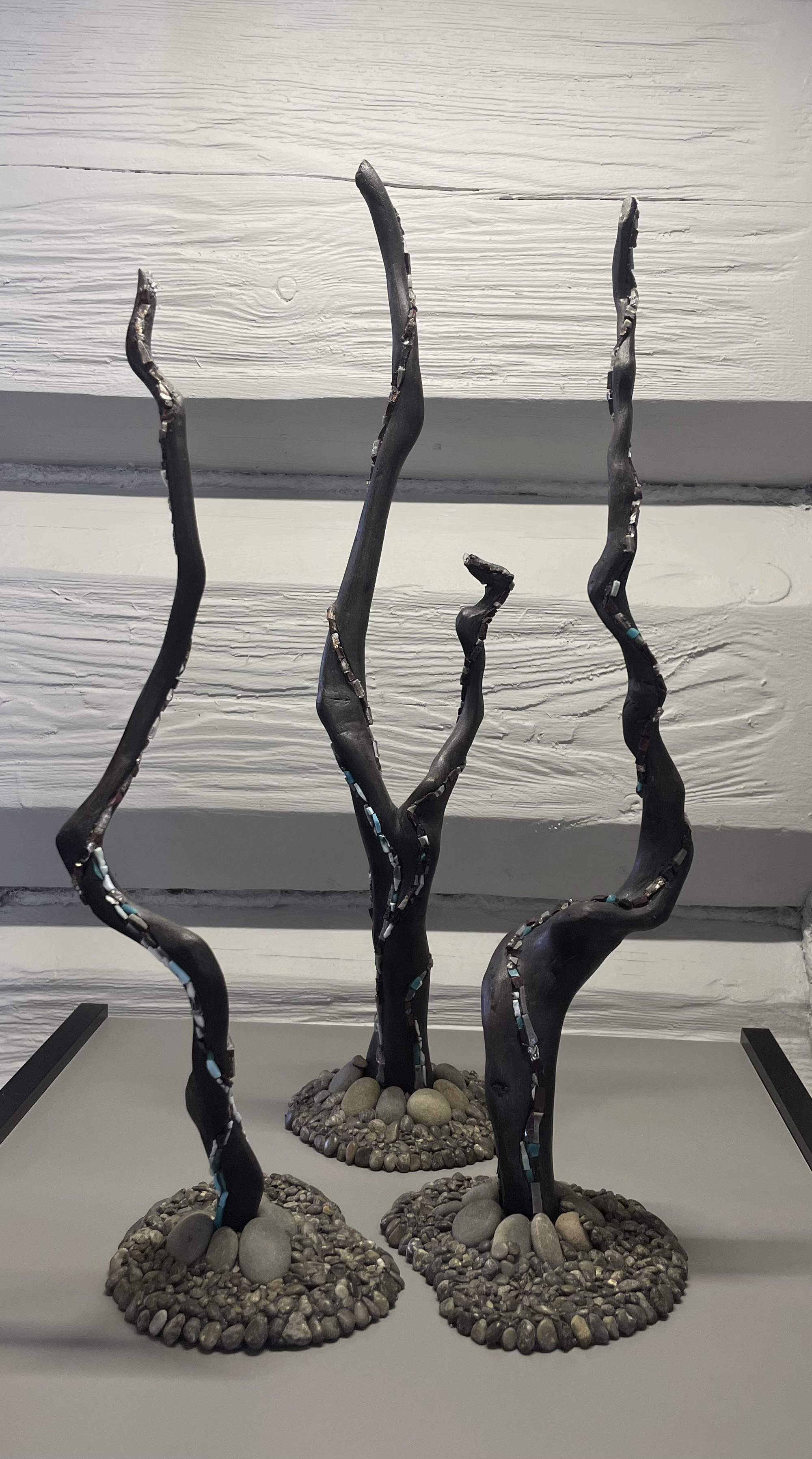 Скульптуры "Корни березы, масло, галька, смальта"