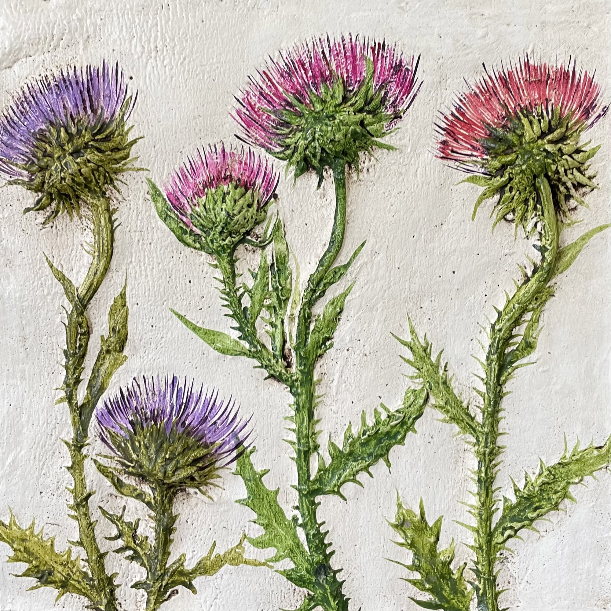 Чертополохи "Крепка семья", барельеф с цветами