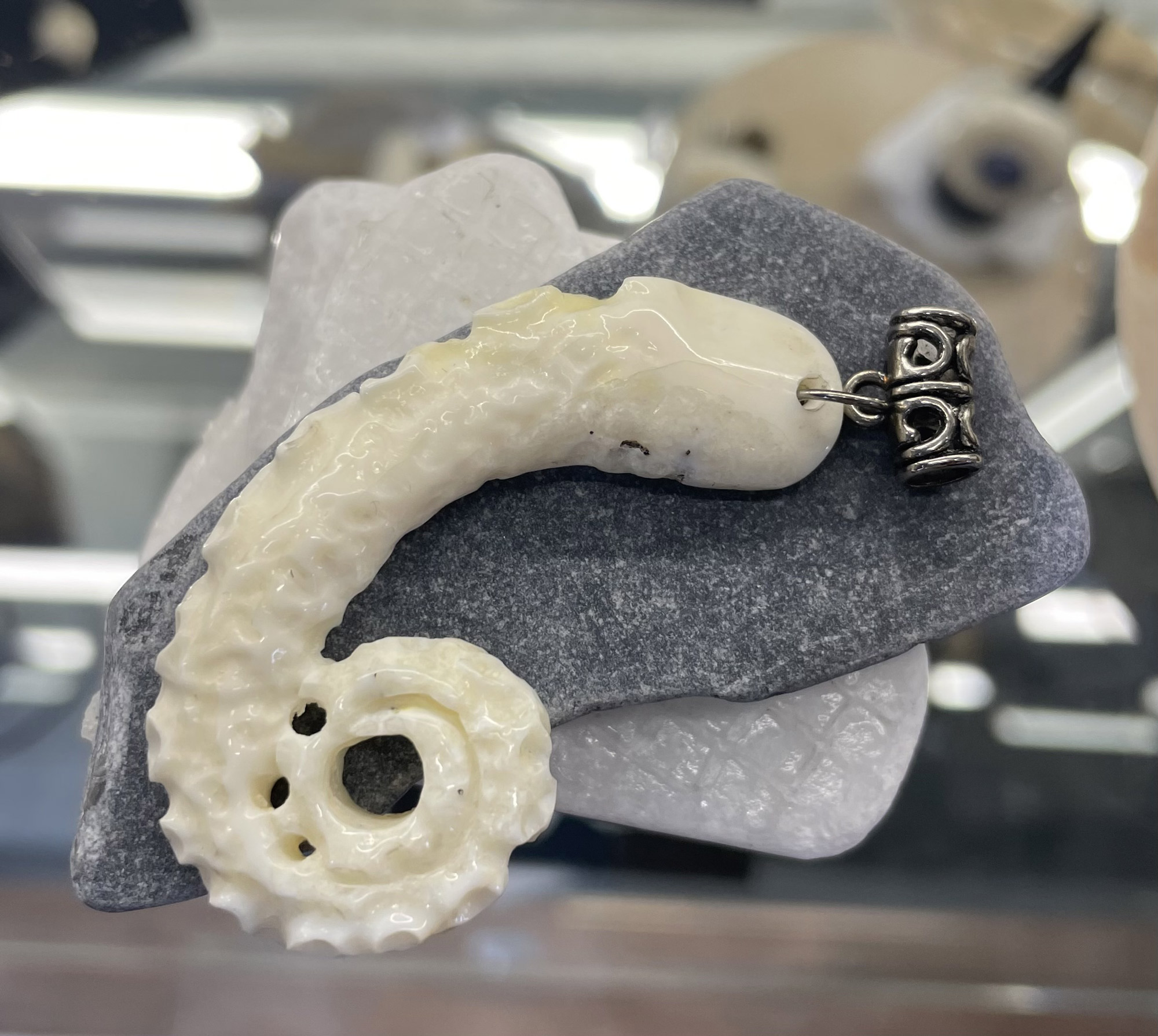 Подвеска "Осьминог", клык моржа