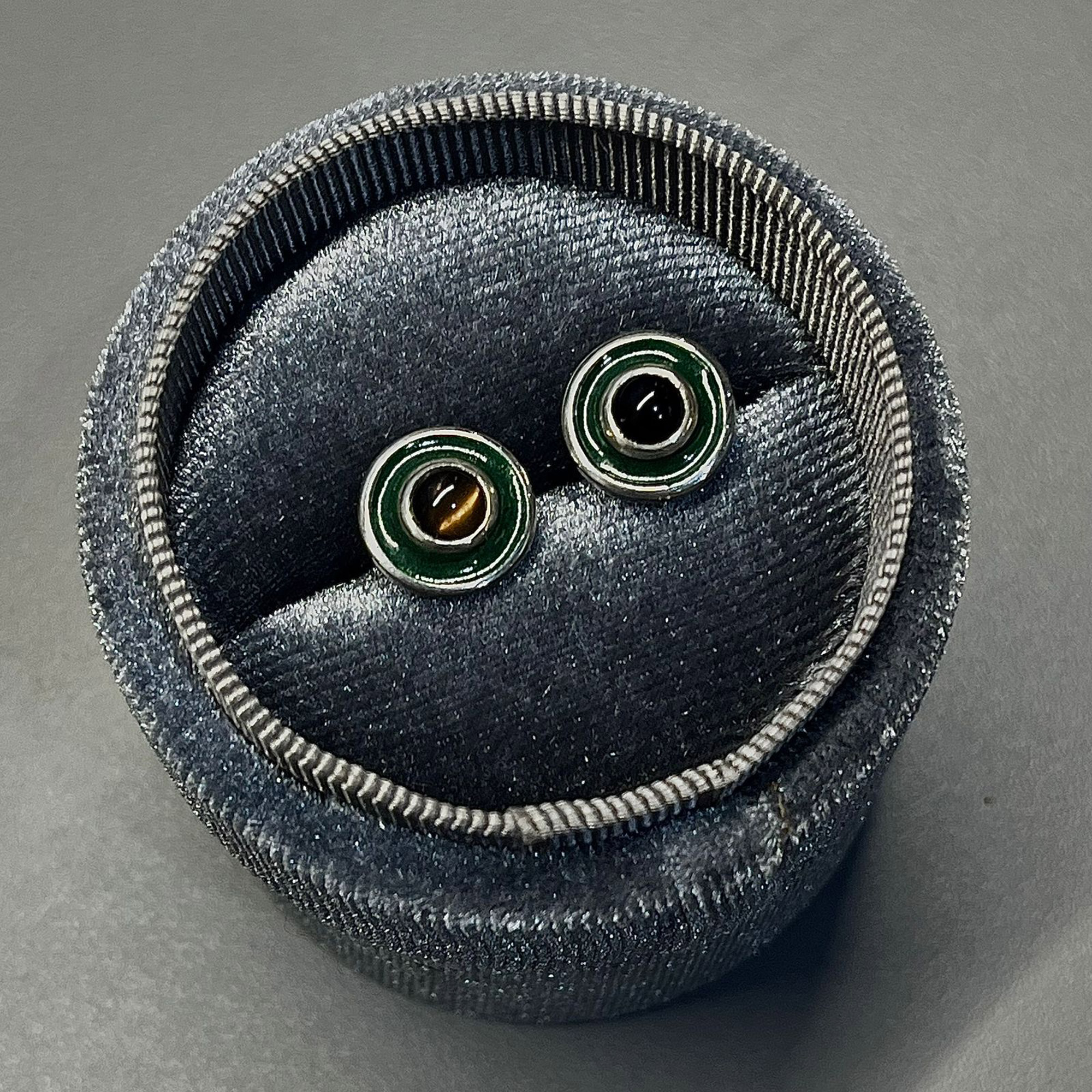 Пусеты из серебра с камнем