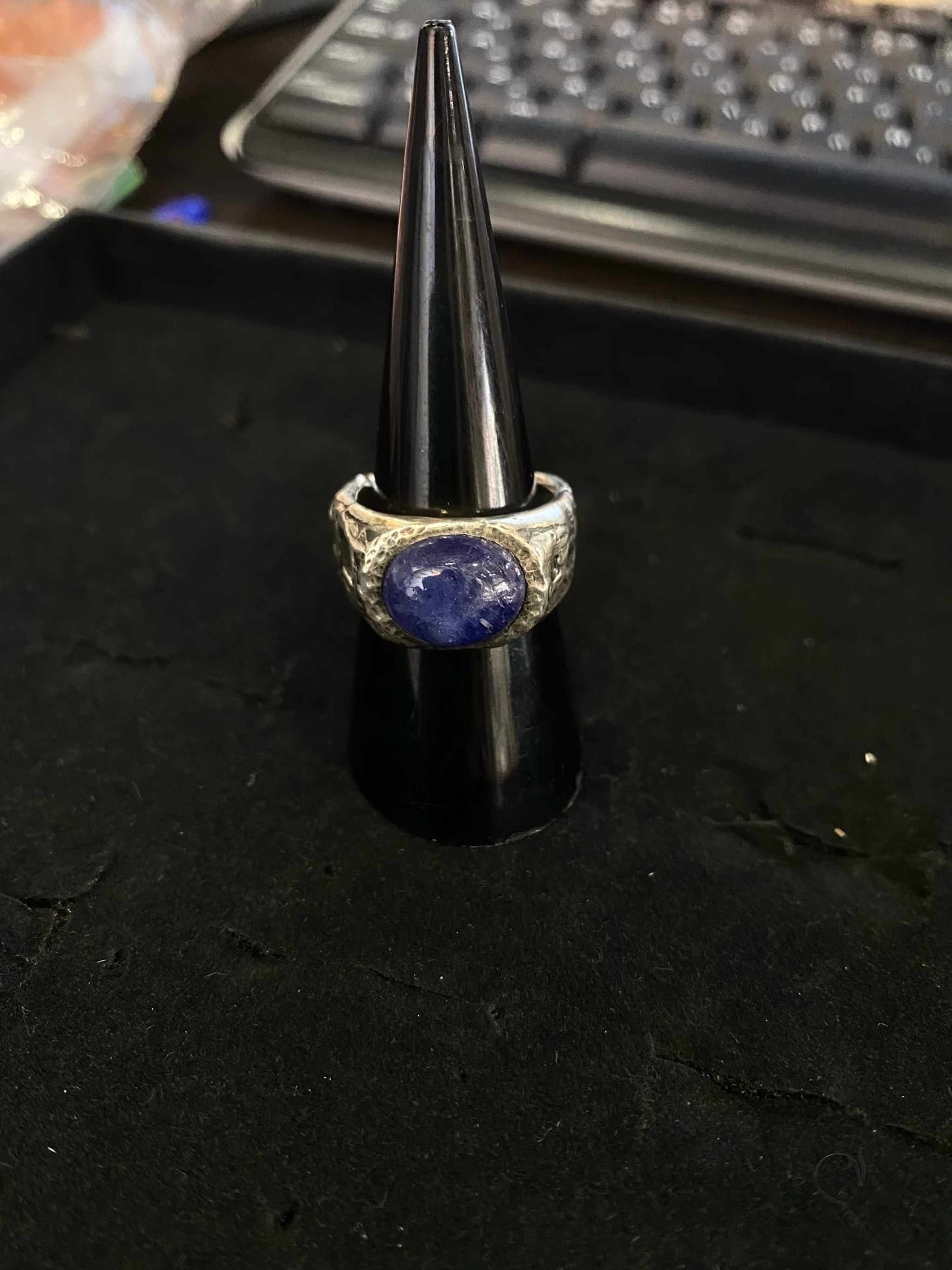 Кольцо с голубым танзанитом