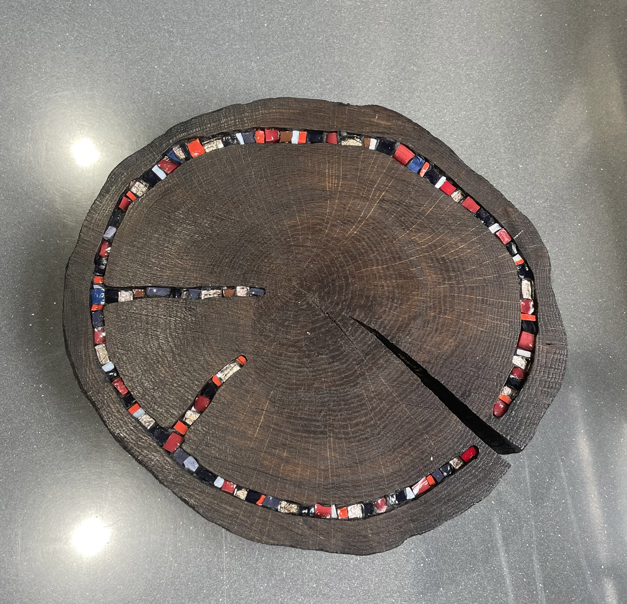 "Подставка под горячее", спил дуба, мозаика стекло, красно-черный 