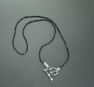 Колье с серебряной шпинелью тонкое