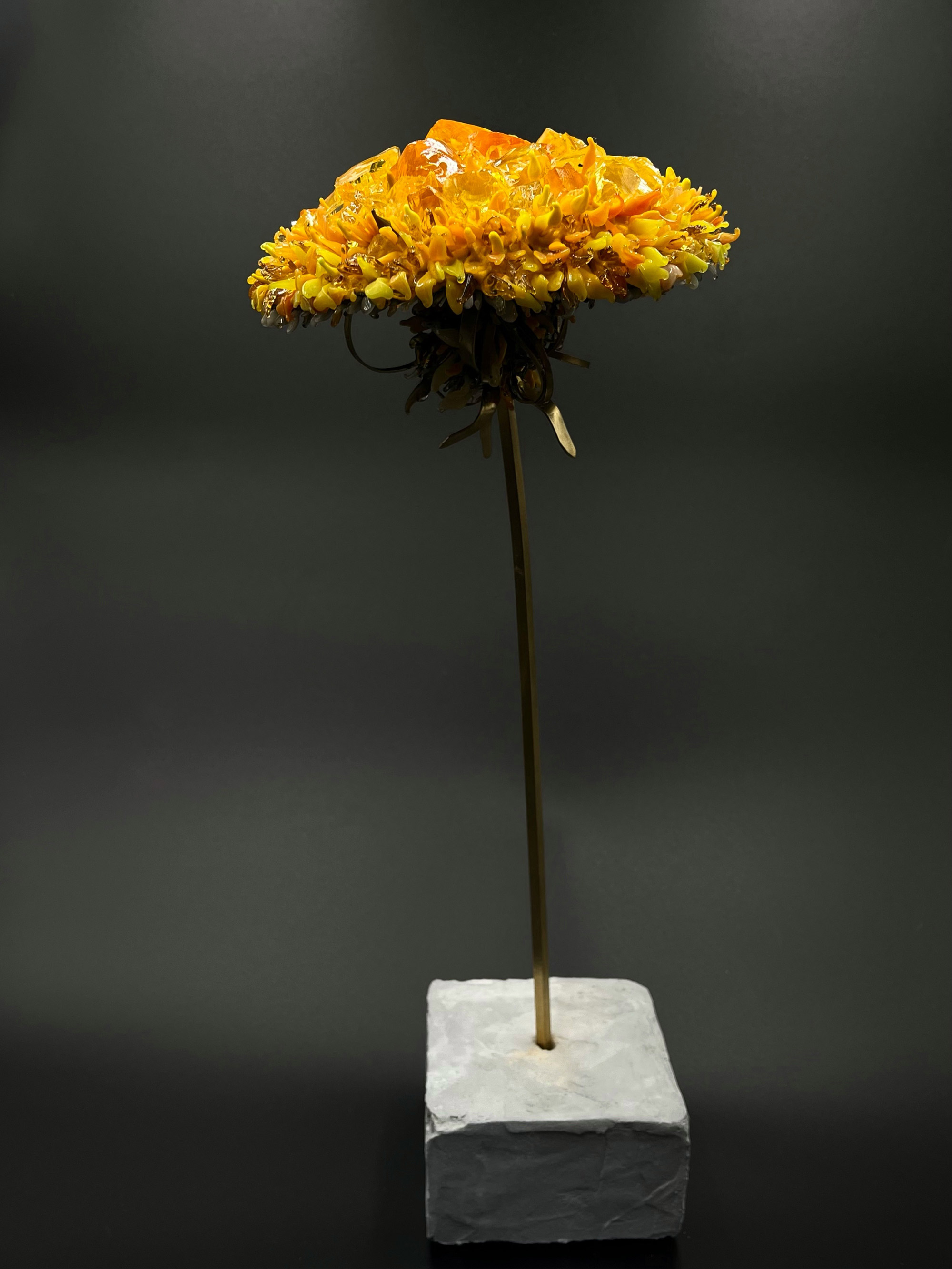 Желтый одуванчик из стекла, смальты и латуни