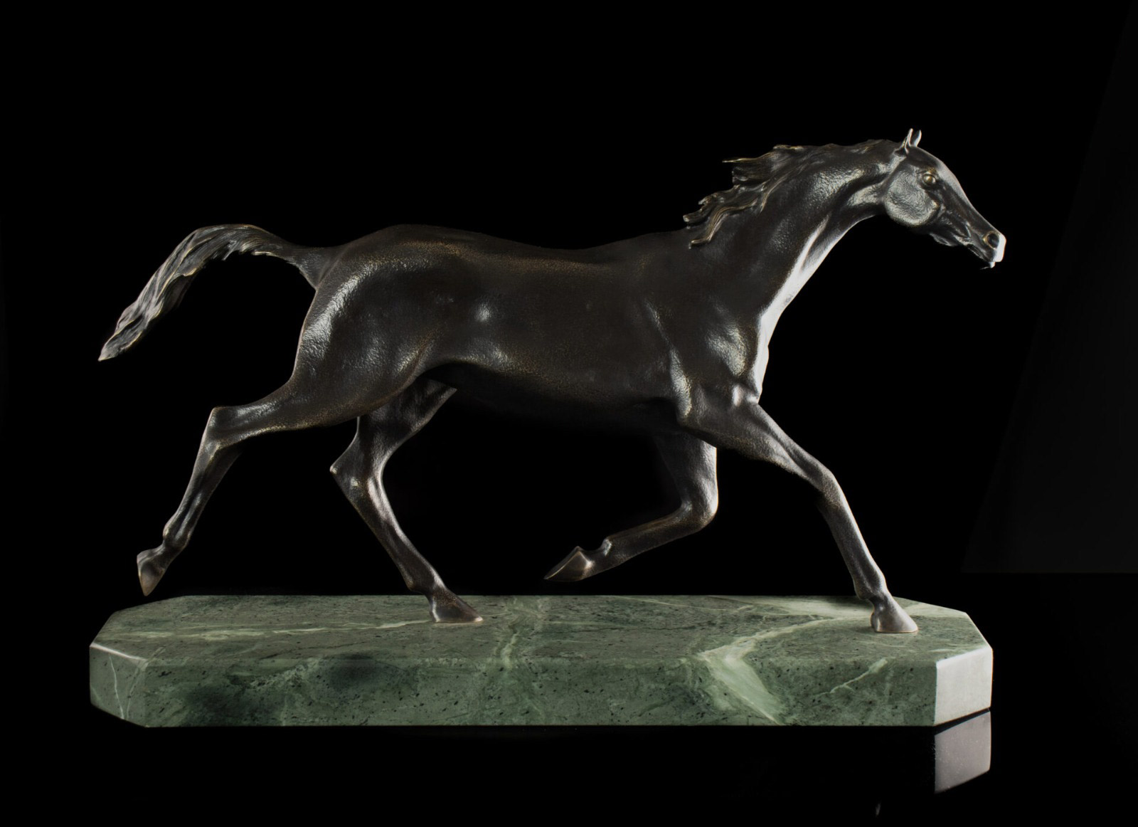 Лошадь на мраморе